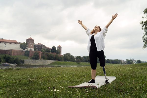 woman-wit-prosthetic-leg-doing-yoga